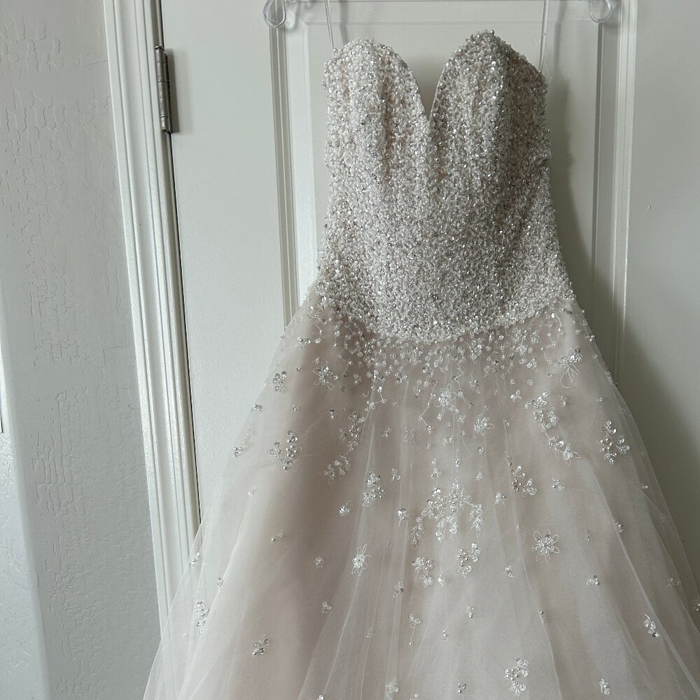 Wedding Dress BRAND NEW WITHOUT TAGS – Size 6